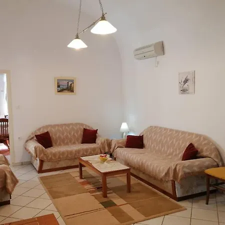 Metaxia's & Maria's House Apartment